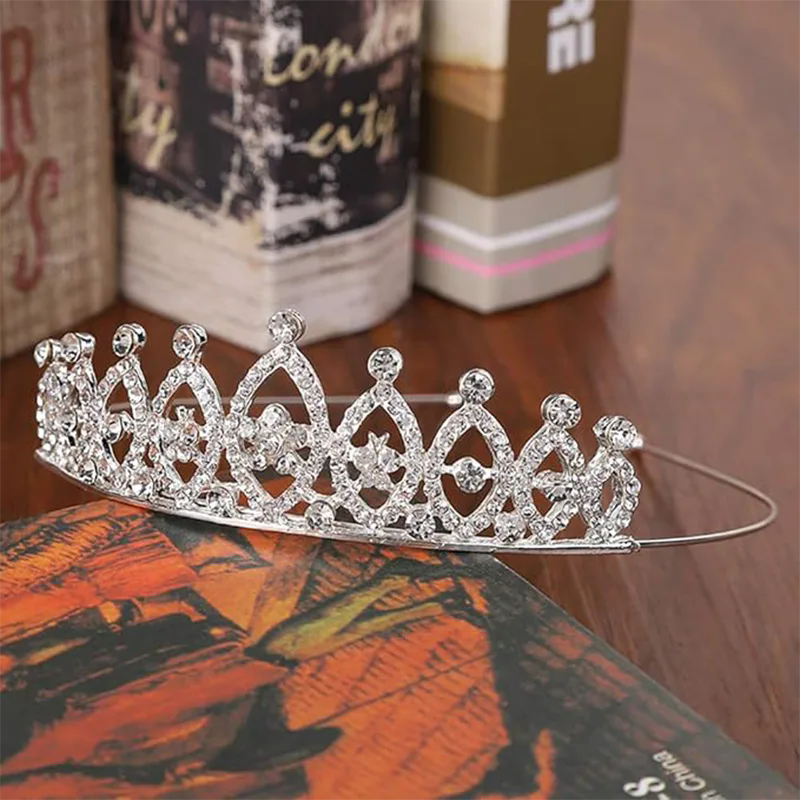 Điều gì khiến băng đô kim loại Crystal Crown trở thành lời tuyên bố vượt thời gian về sự sang trọng và tay nghề thủ công?